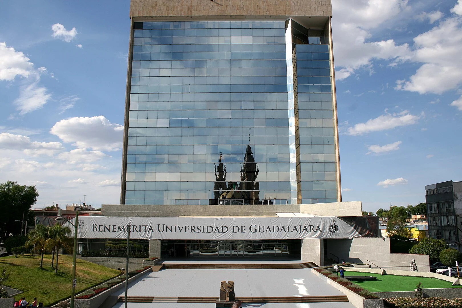 Guía de carreras UDG: puntajes mínimos calendario 2025-A